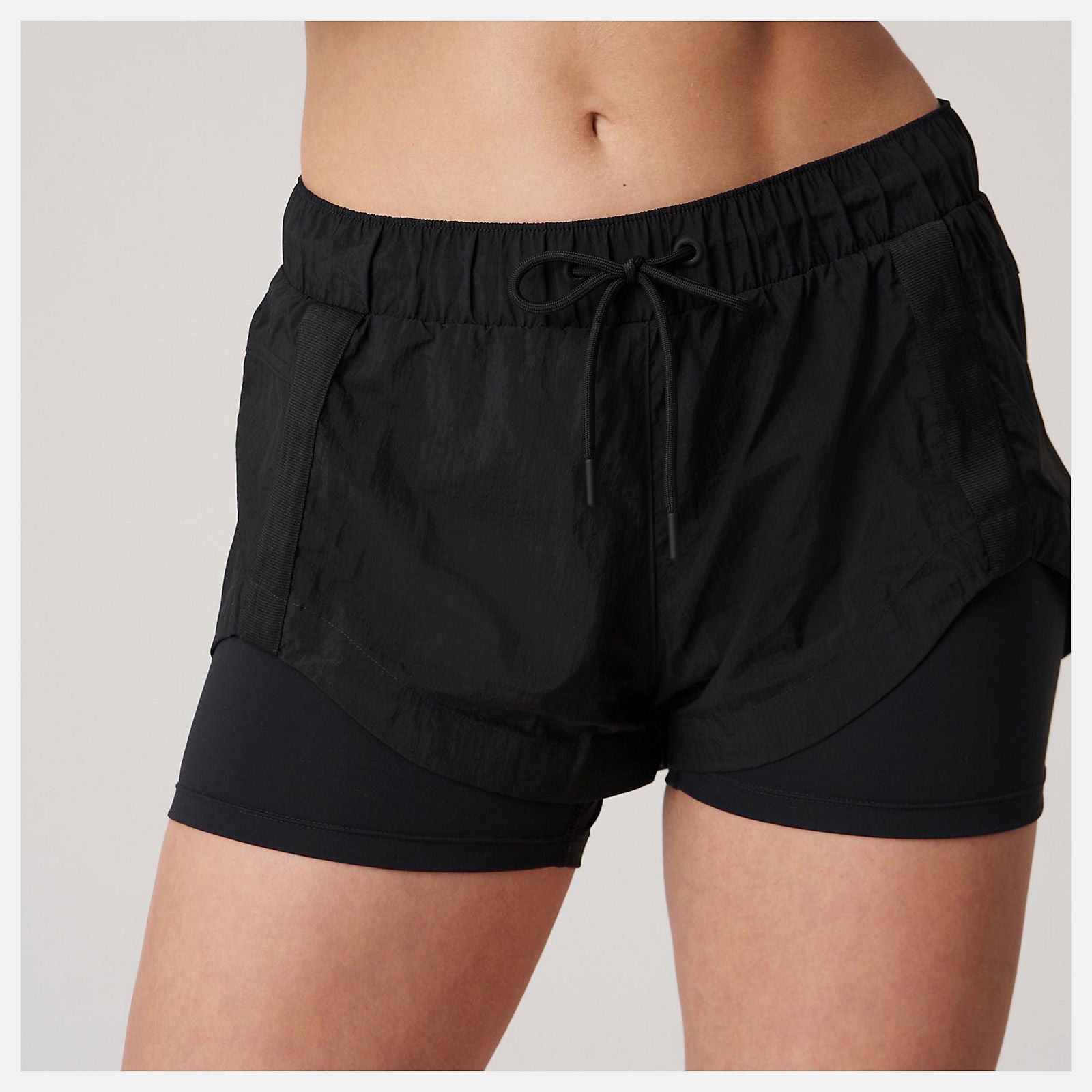 Black Bandier Woven tech Short / New Balance Women