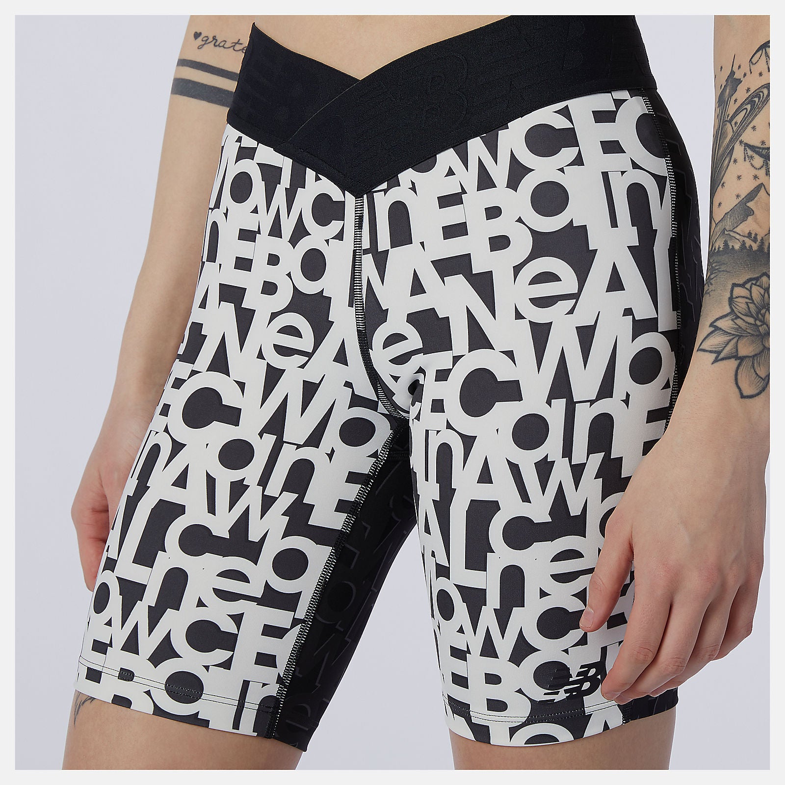 Black/White Relentless Printed Fitted Short / New Balance Women